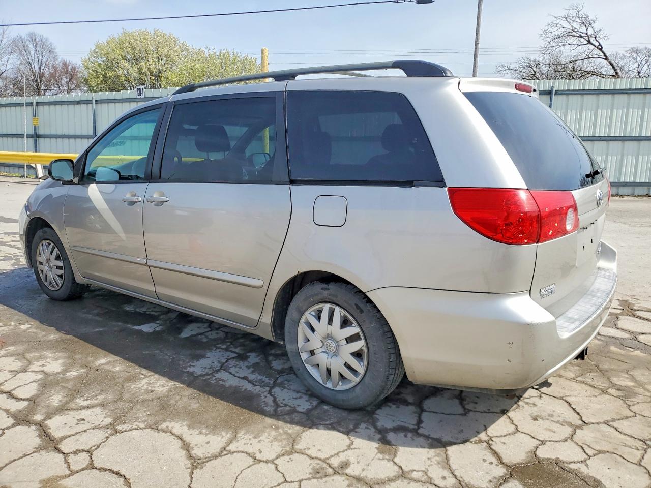 2007 TOYOTA SIENNA LE 7-PASSENGER photo 2
