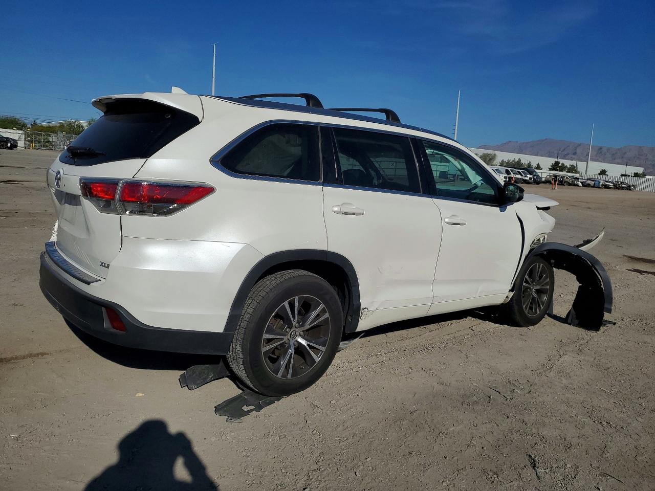 2016 TOYOTA HIGHLANDER XLE photo 5