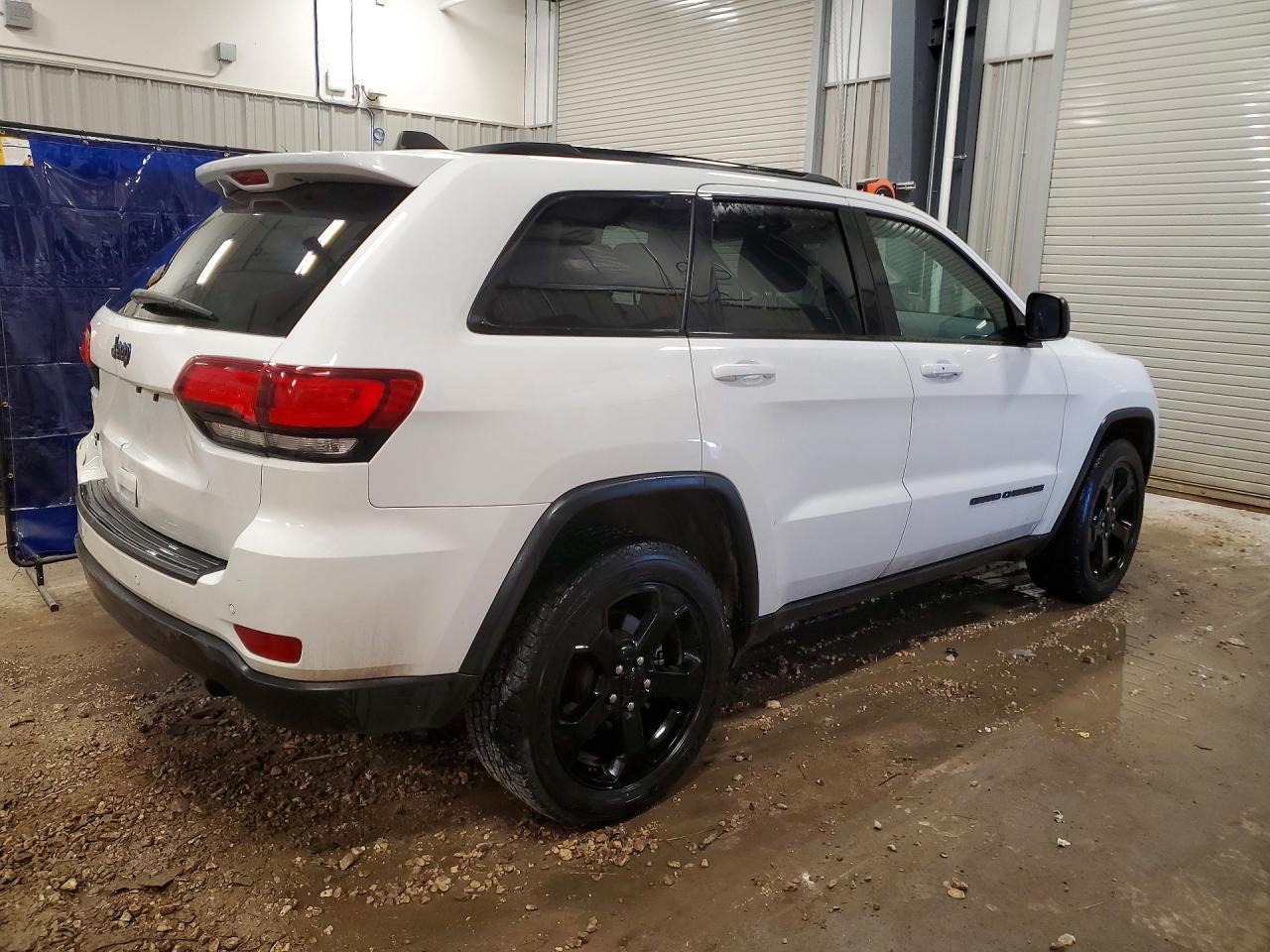 2020 JEEP GRAND CHEROKEE LAREDO photo 3