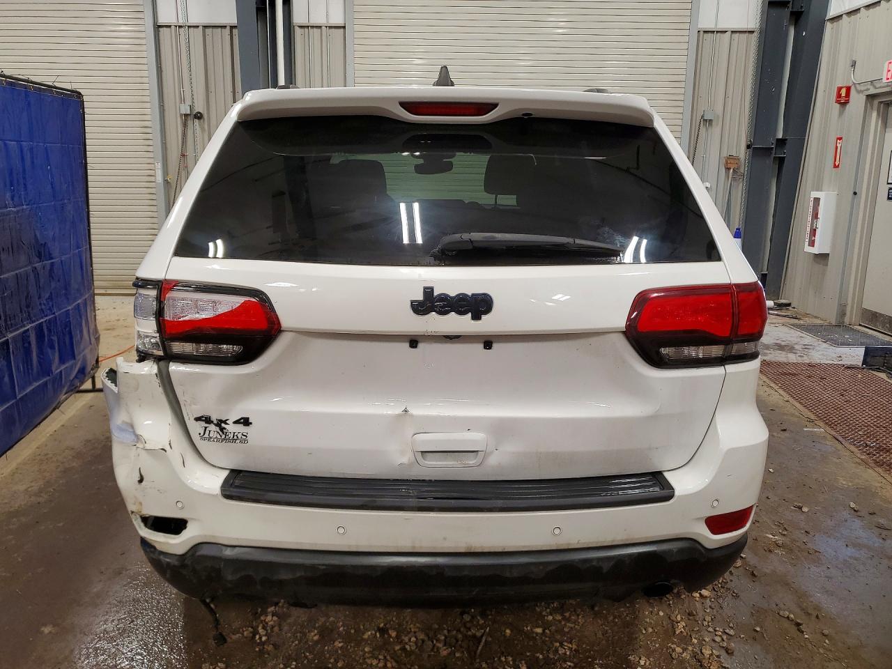 2020 JEEP GRAND CHEROKEE LAREDO photo 6
