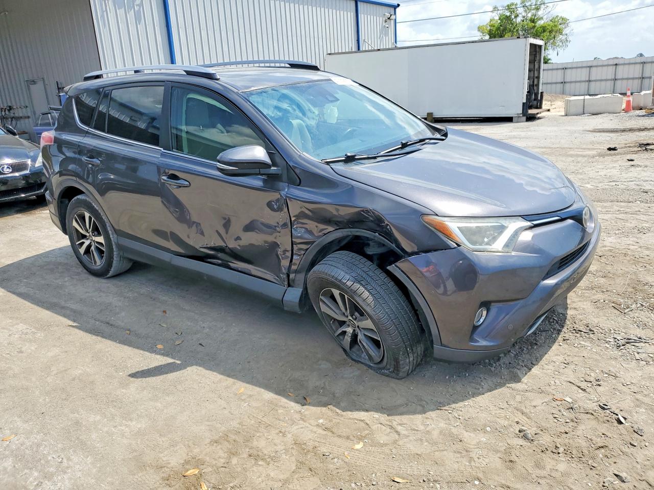 2018 TOYOTA RAV4 XLE photo 4