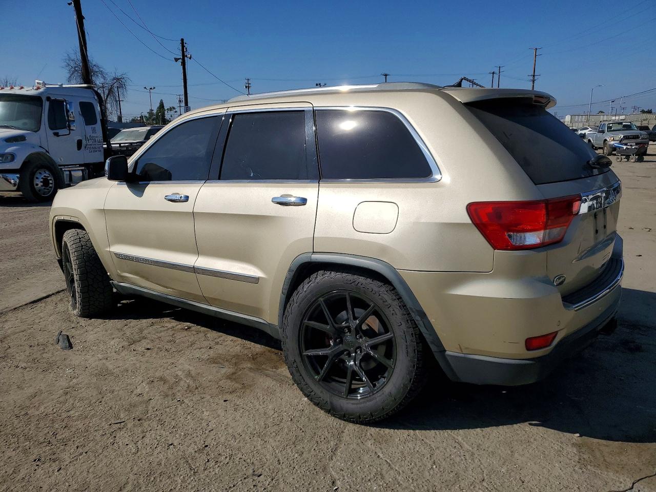 2011 JEEP GRAND CHEROKEE OVERLAND photo 2