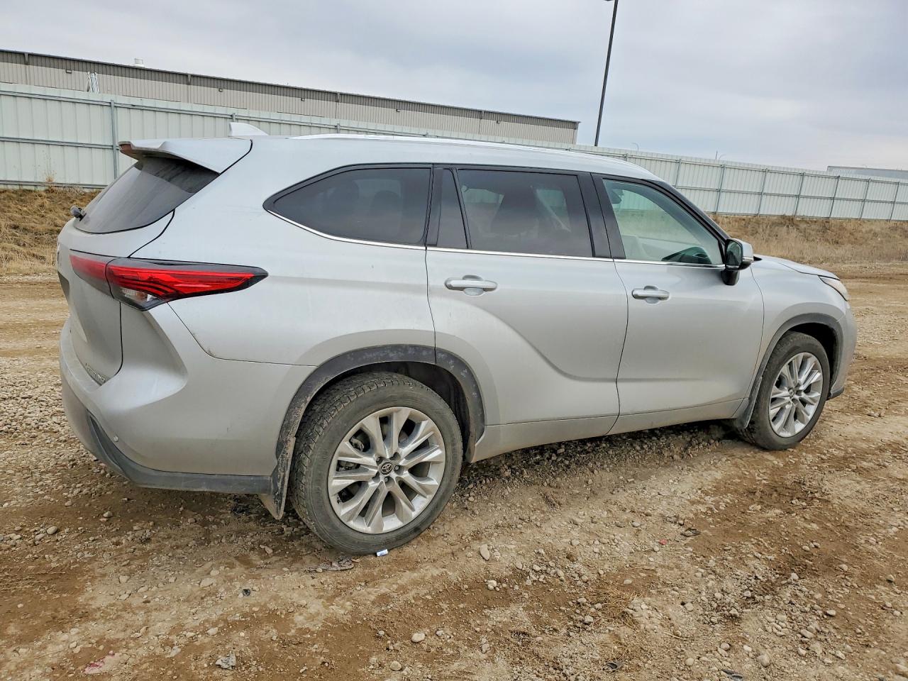 2023 TOYOTA HIGHLANDER LIMITED photo 3