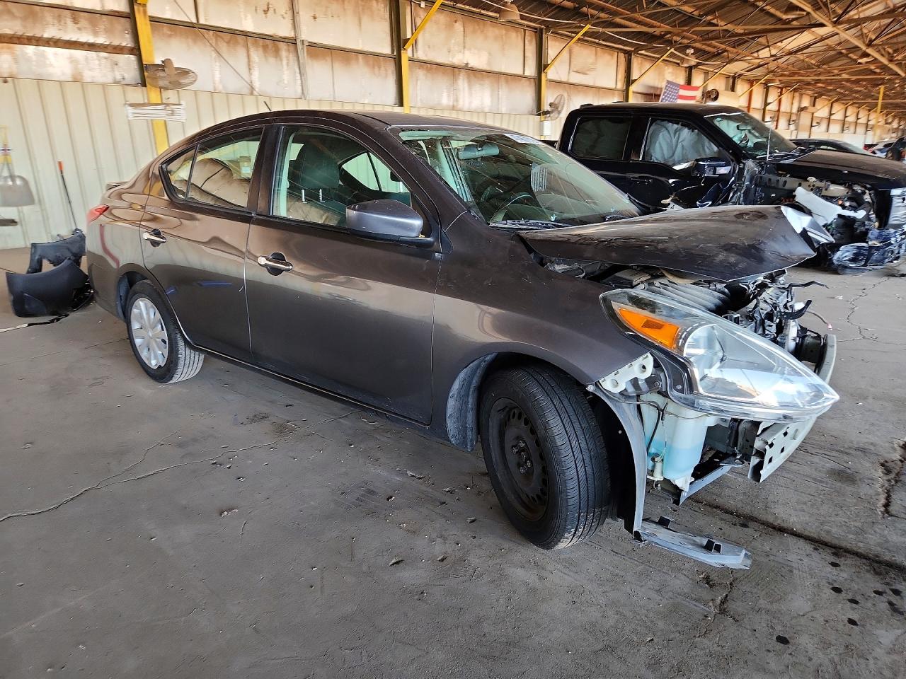 2019 NISSAN VERSA SV photo 4