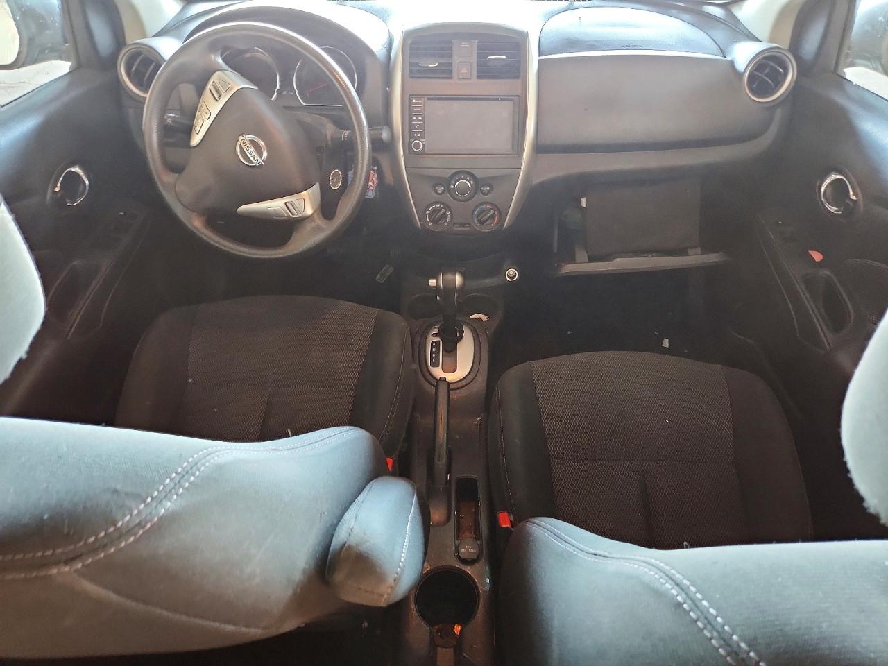2019 NISSAN VERSA SV photo 8