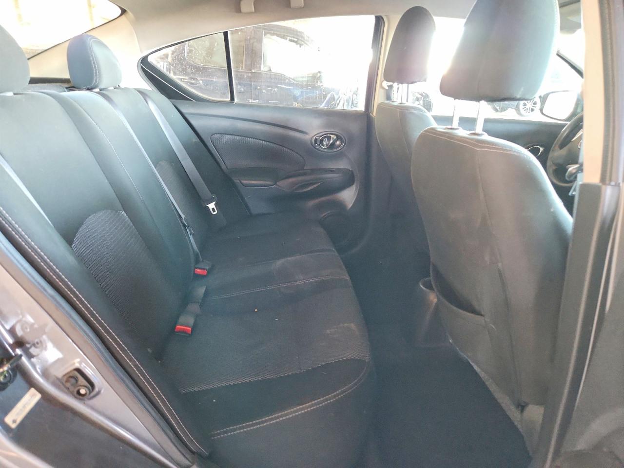 2019 NISSAN VERSA SV photo 10