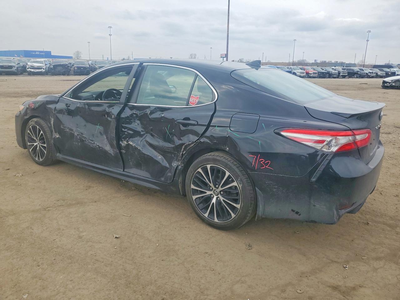 2019 TOYOTA CAMRY SE photo 4