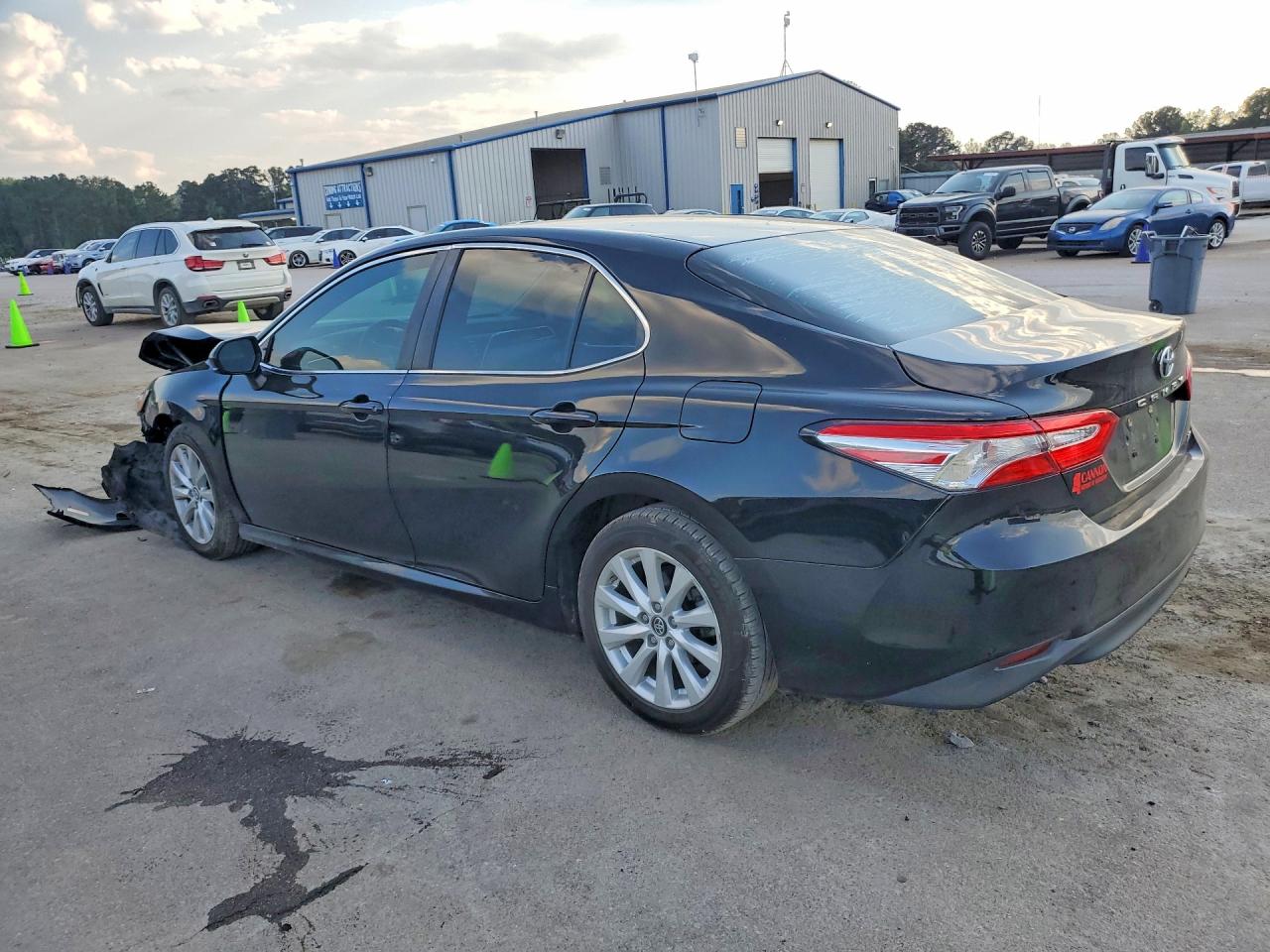 2018 TOYOTA CAMRY LE photo 3