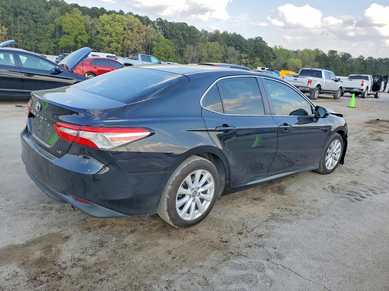 2018 TOYOTA CAMRY LE photo 5