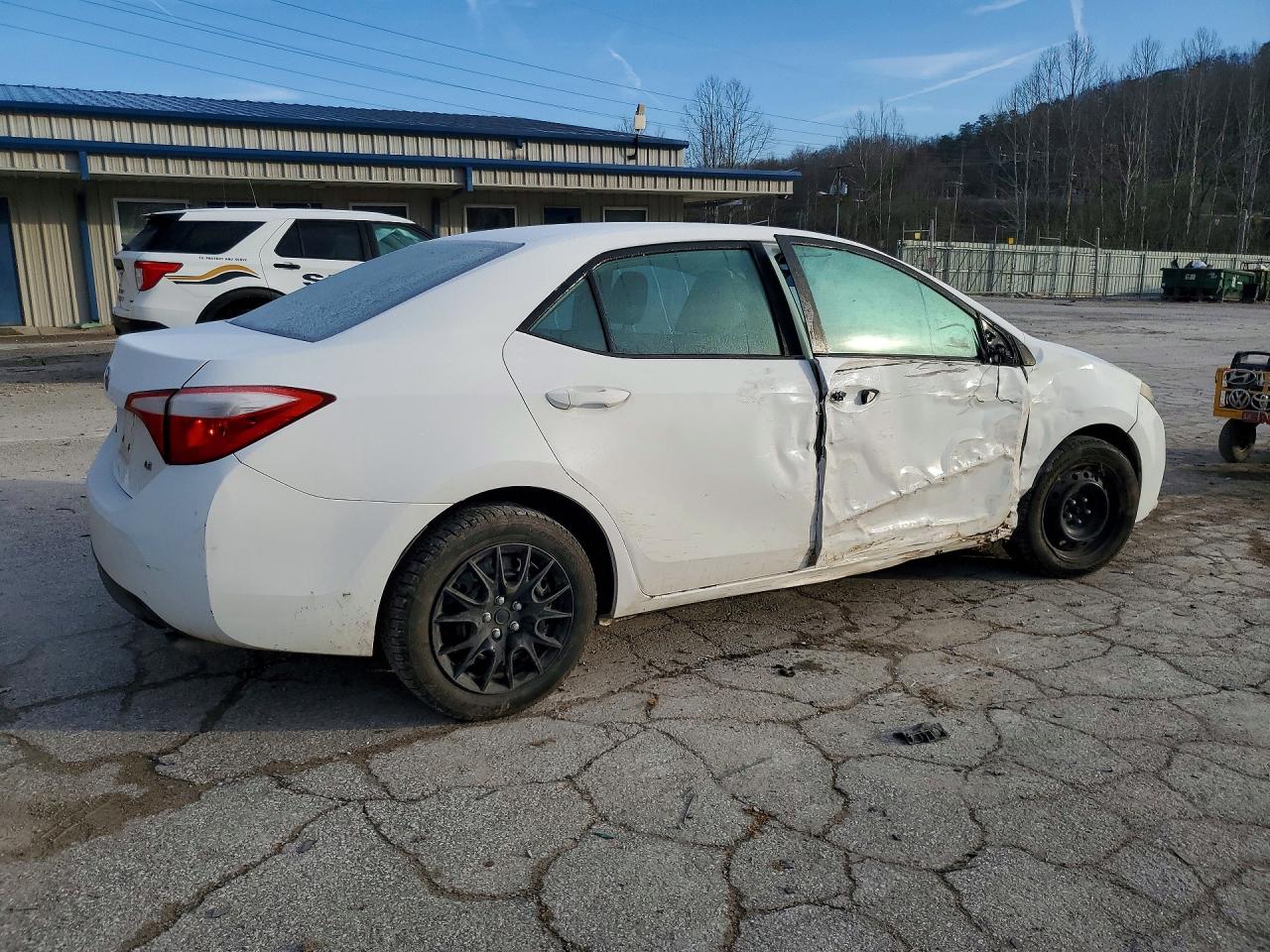 2014 TOYOTA COROLLA LE photo 3