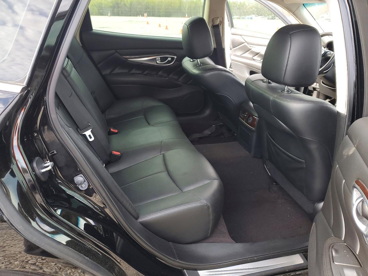 2016 INFINITI Q70L 3.7 photo 28