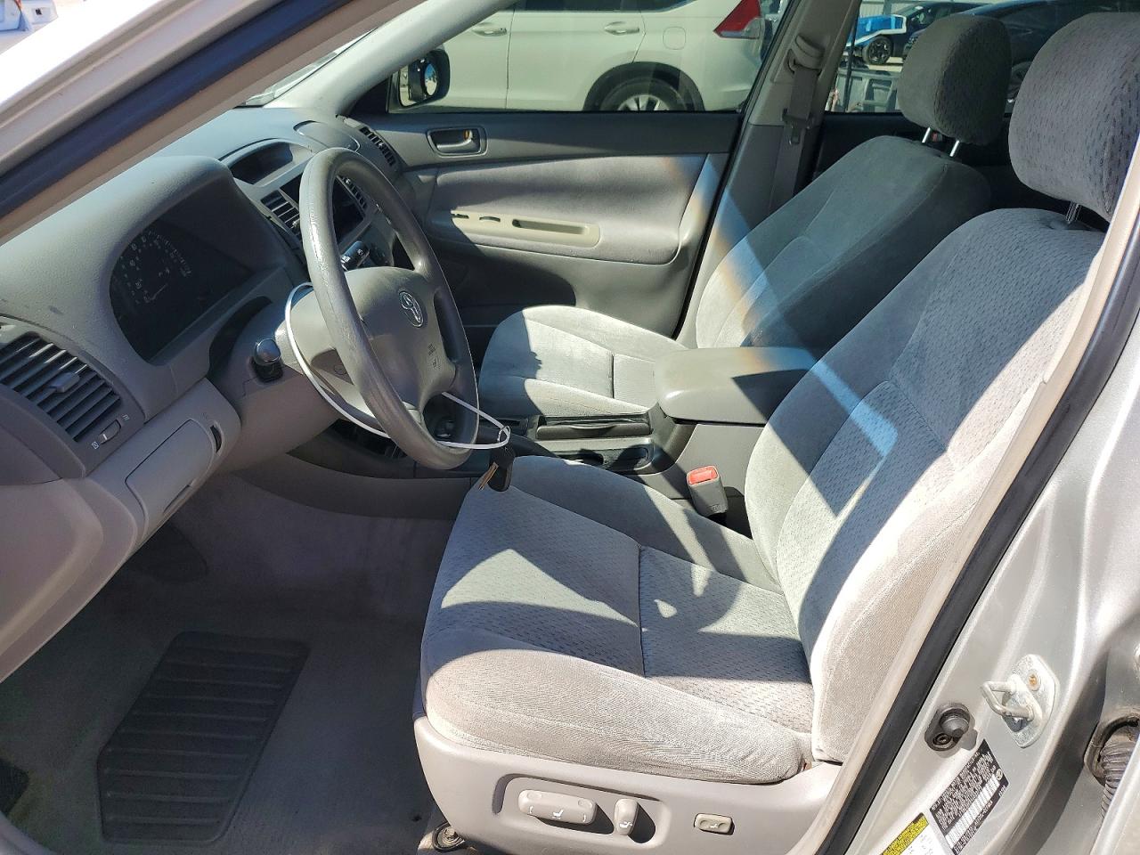 2004 TOYOTA CAMRY LE photo 13