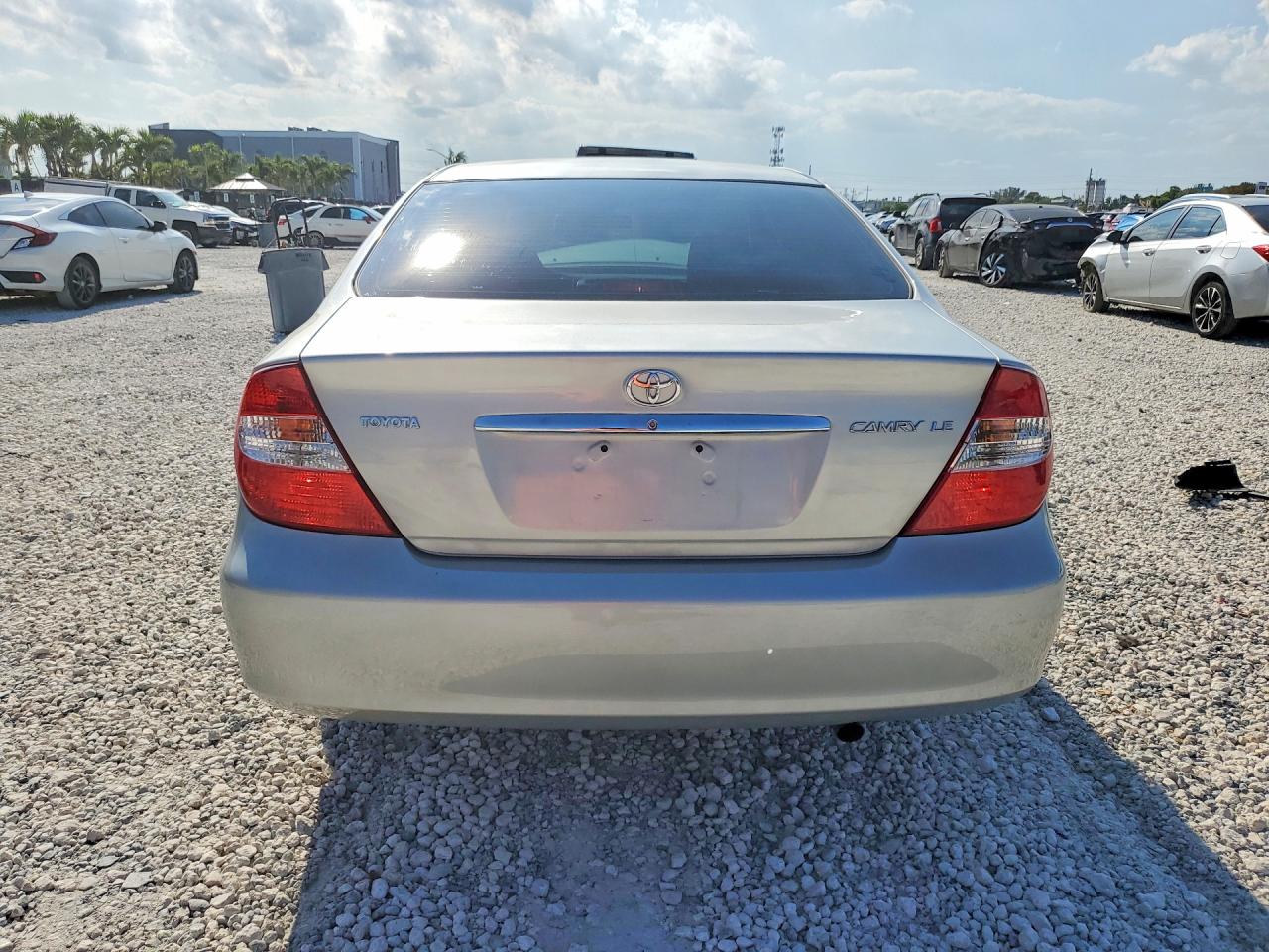2004 TOYOTA CAMRY LE photo 11