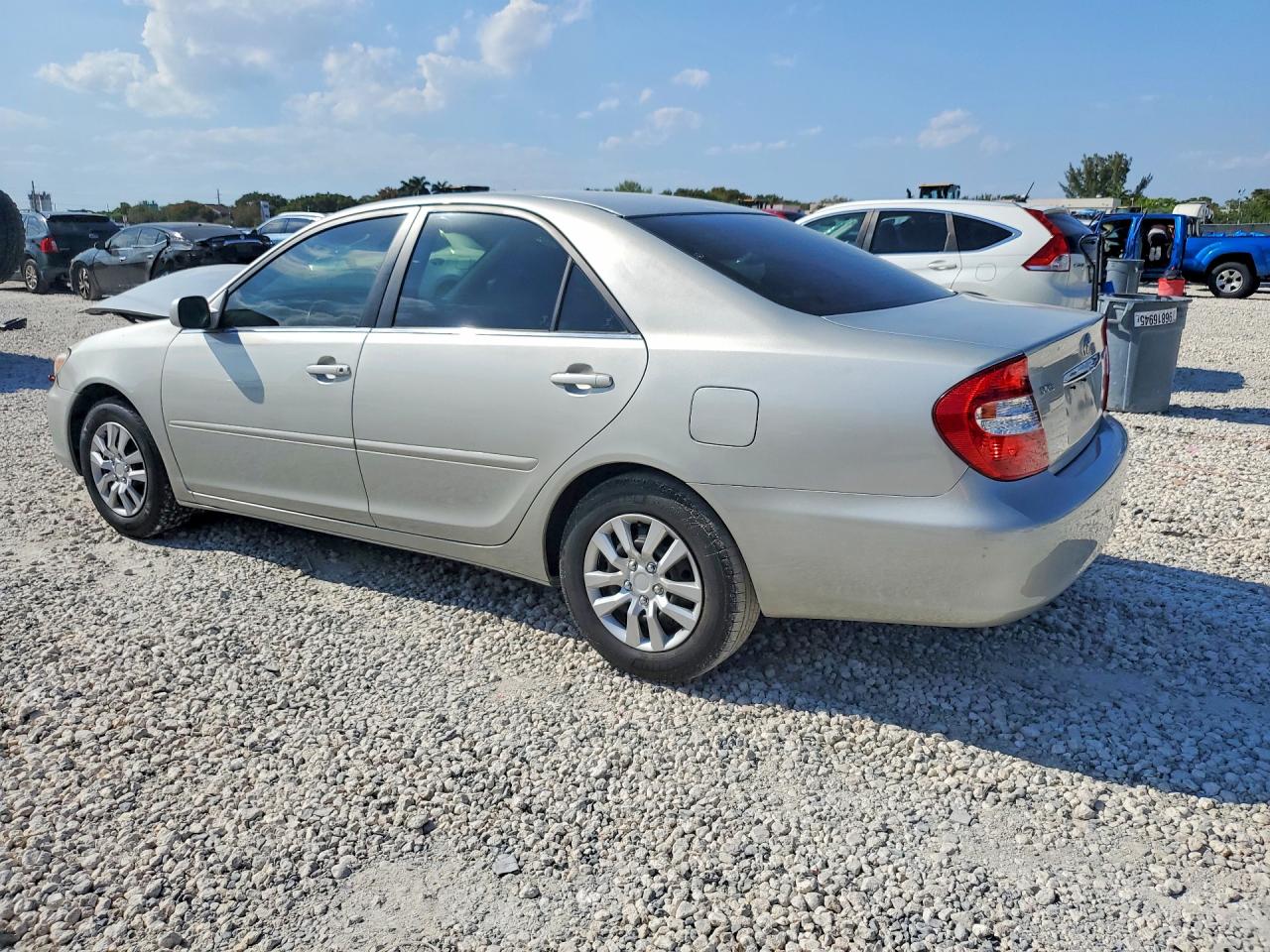 2004 TOYOTA CAMRY LE photo 3
