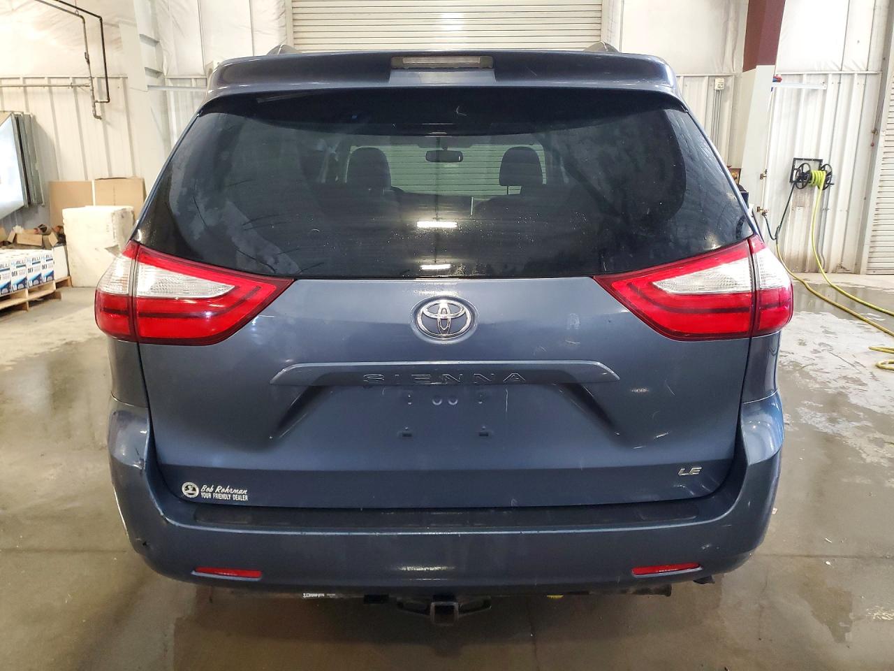 2015 TOYOTA SIENNA photo 6