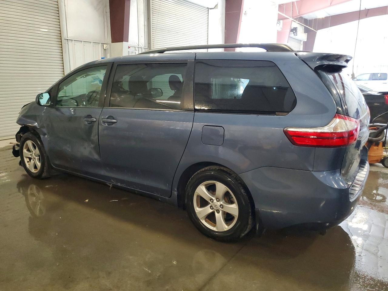 2015 TOYOTA SIENNA photo 2