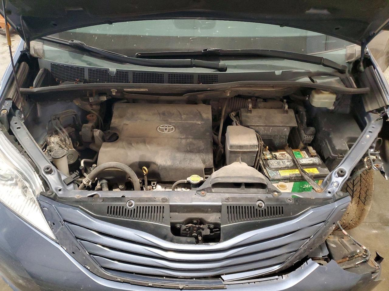 2015 TOYOTA SIENNA photo 12