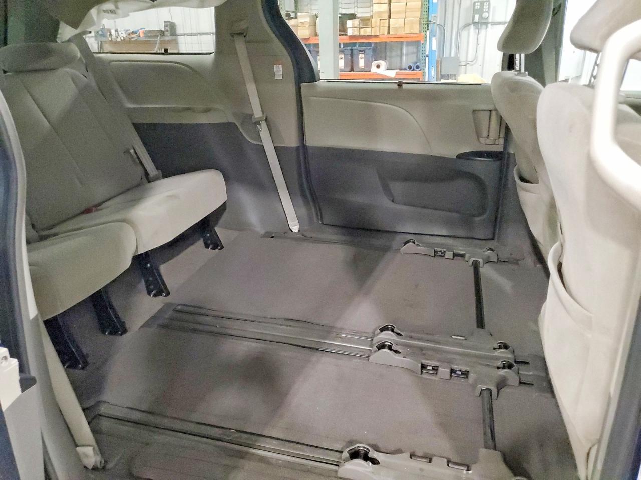 2015 TOYOTA SIENNA photo 11