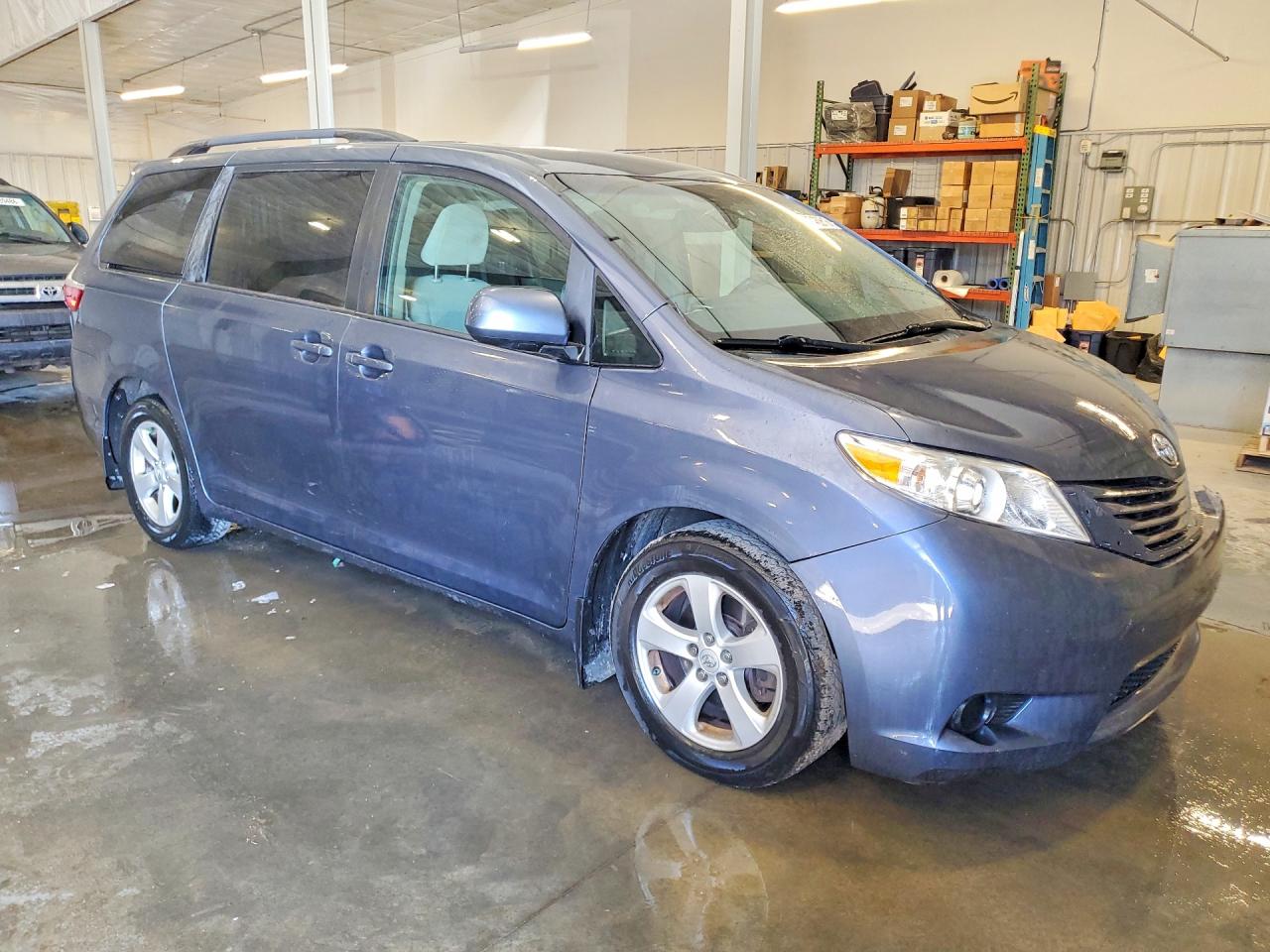 2015 TOYOTA SIENNA photo 4