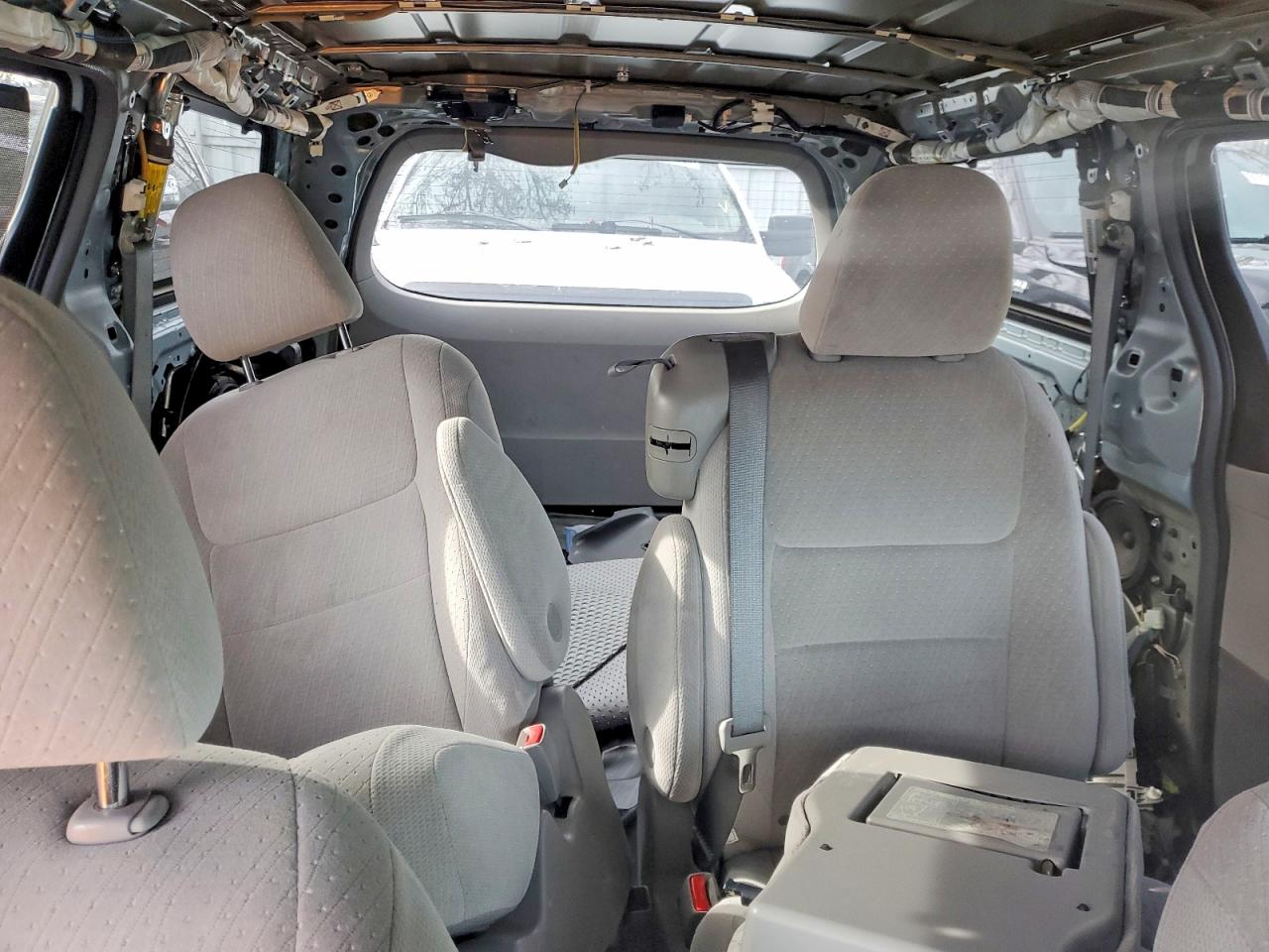 2015 TOYOTA SIENNA LE 8-PASSENGER photo 28