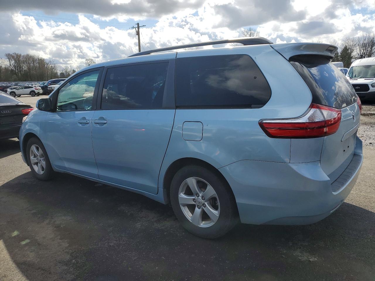 2015 TOYOTA SIENNA LE 8-PASSENGER photo 4