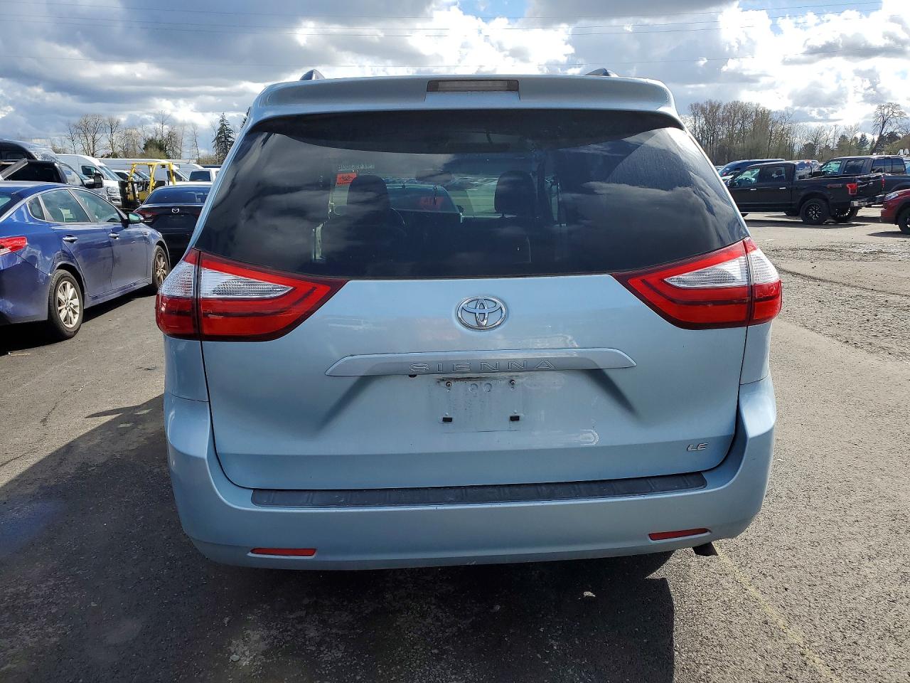 2015 TOYOTA SIENNA LE 8-PASSENGER photo 16