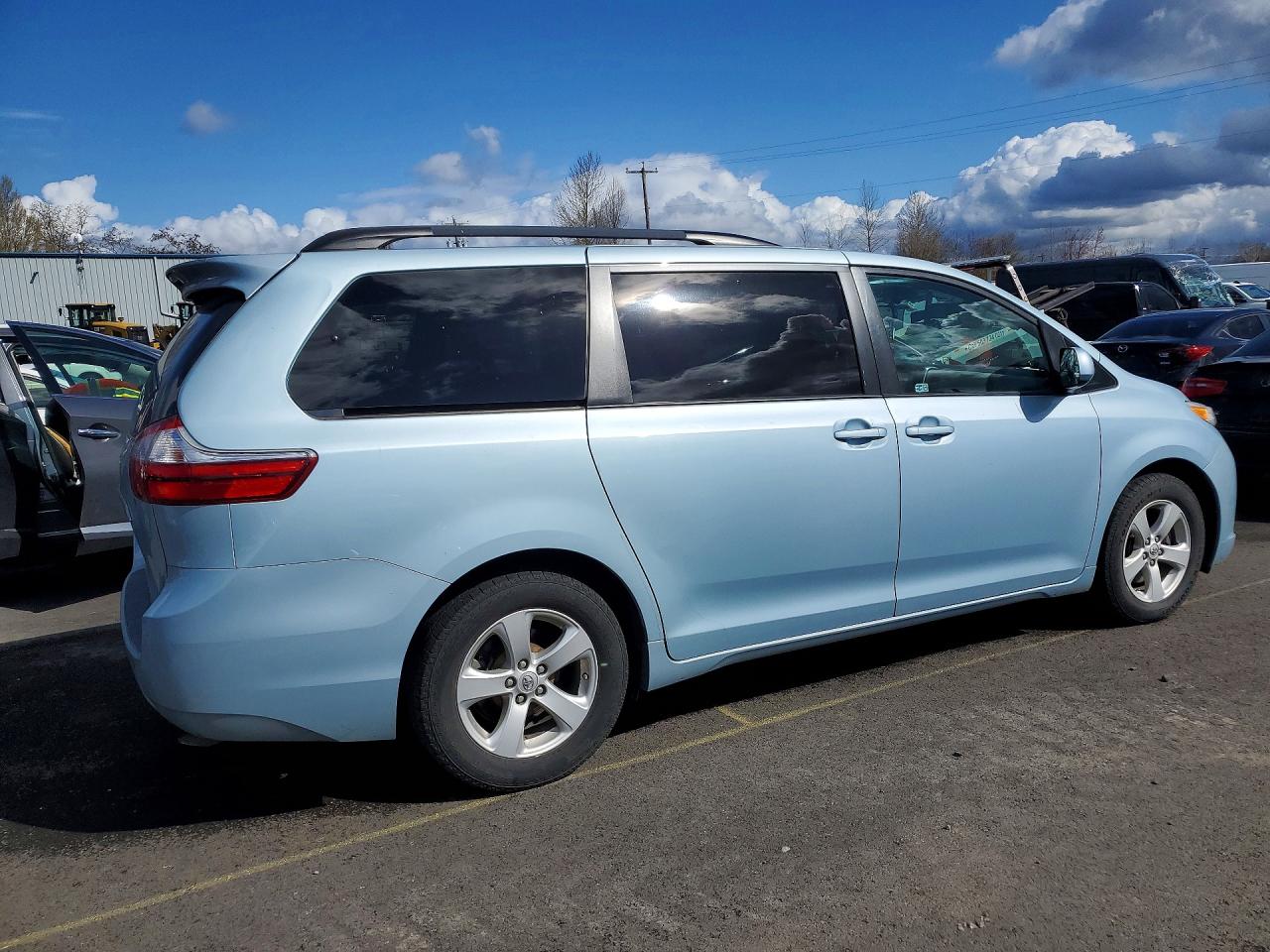 2015 TOYOTA SIENNA LE 8-PASSENGER photo 7