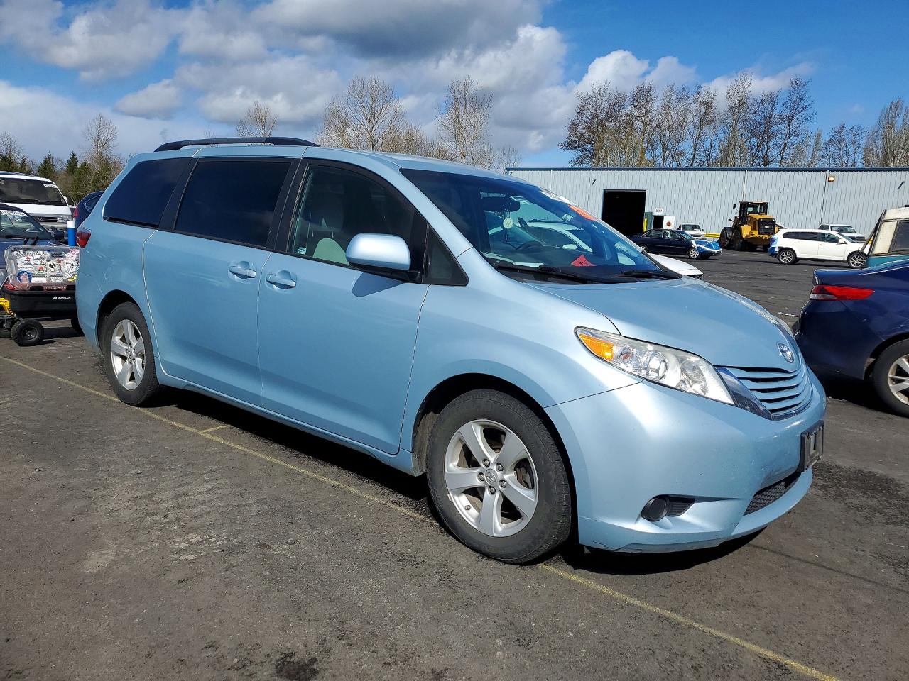 2015 TOYOTA SIENNA LE 8-PASSENGER photo 10