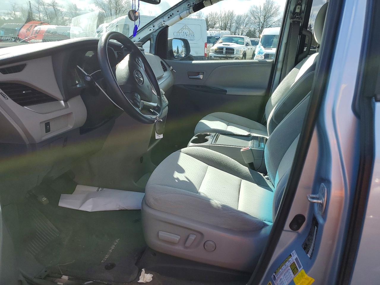 2015 TOYOTA SIENNA LE 8-PASSENGER photo 19