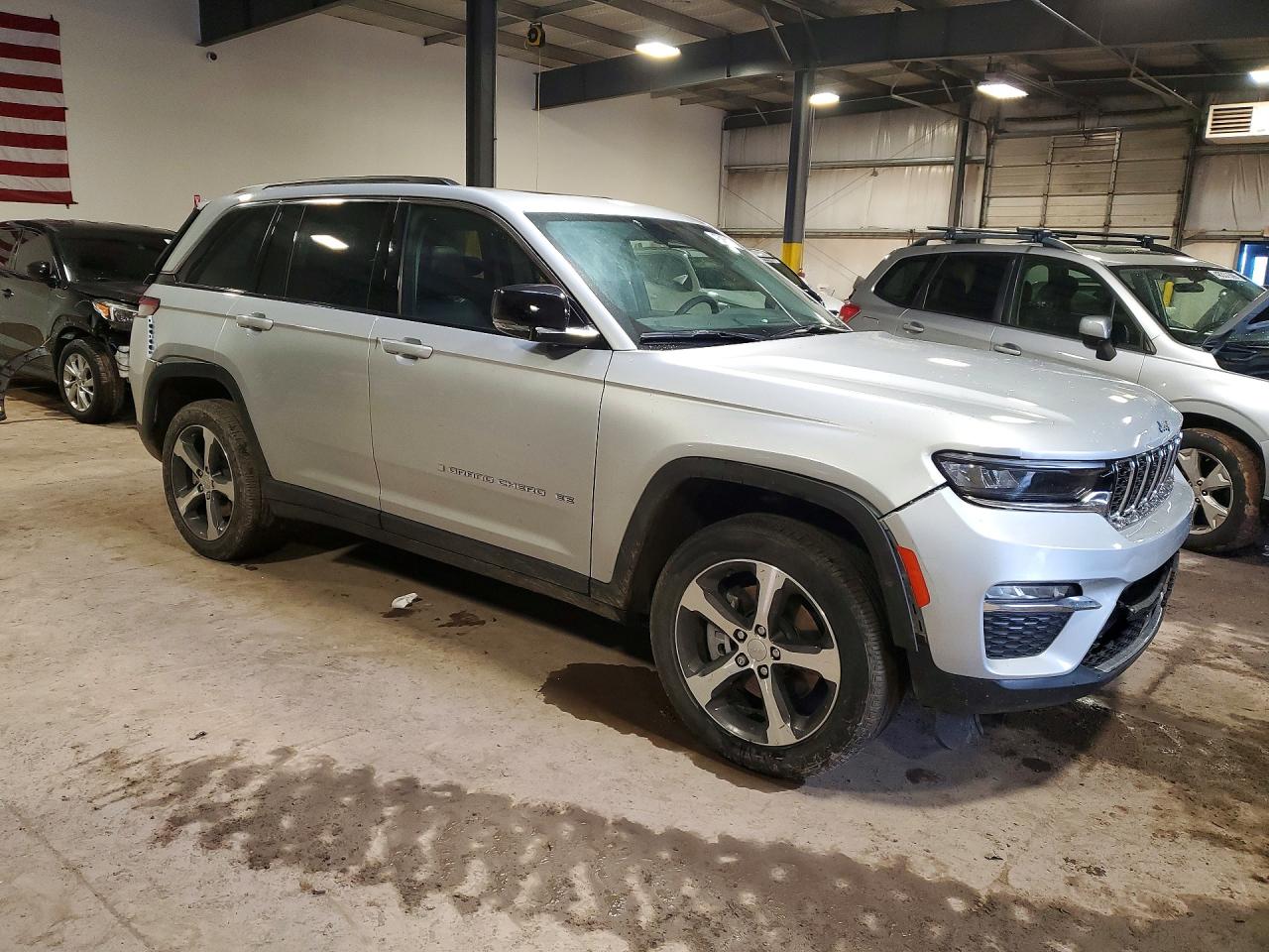 2023 JEEP GRAND CHEROKEE photo 10