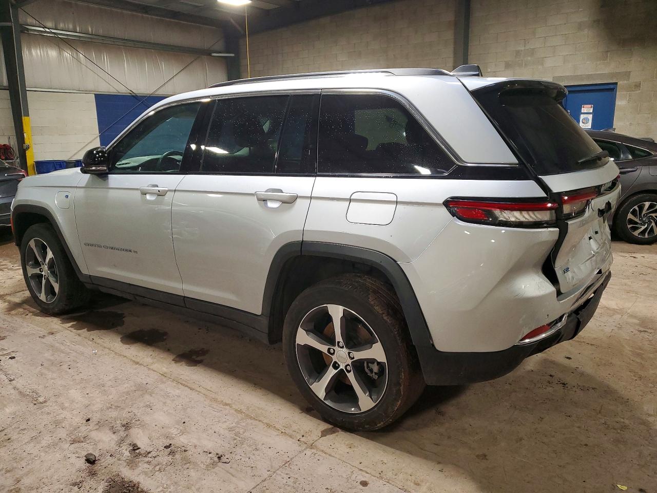 2023 JEEP GRAND CHEROKEE photo 4