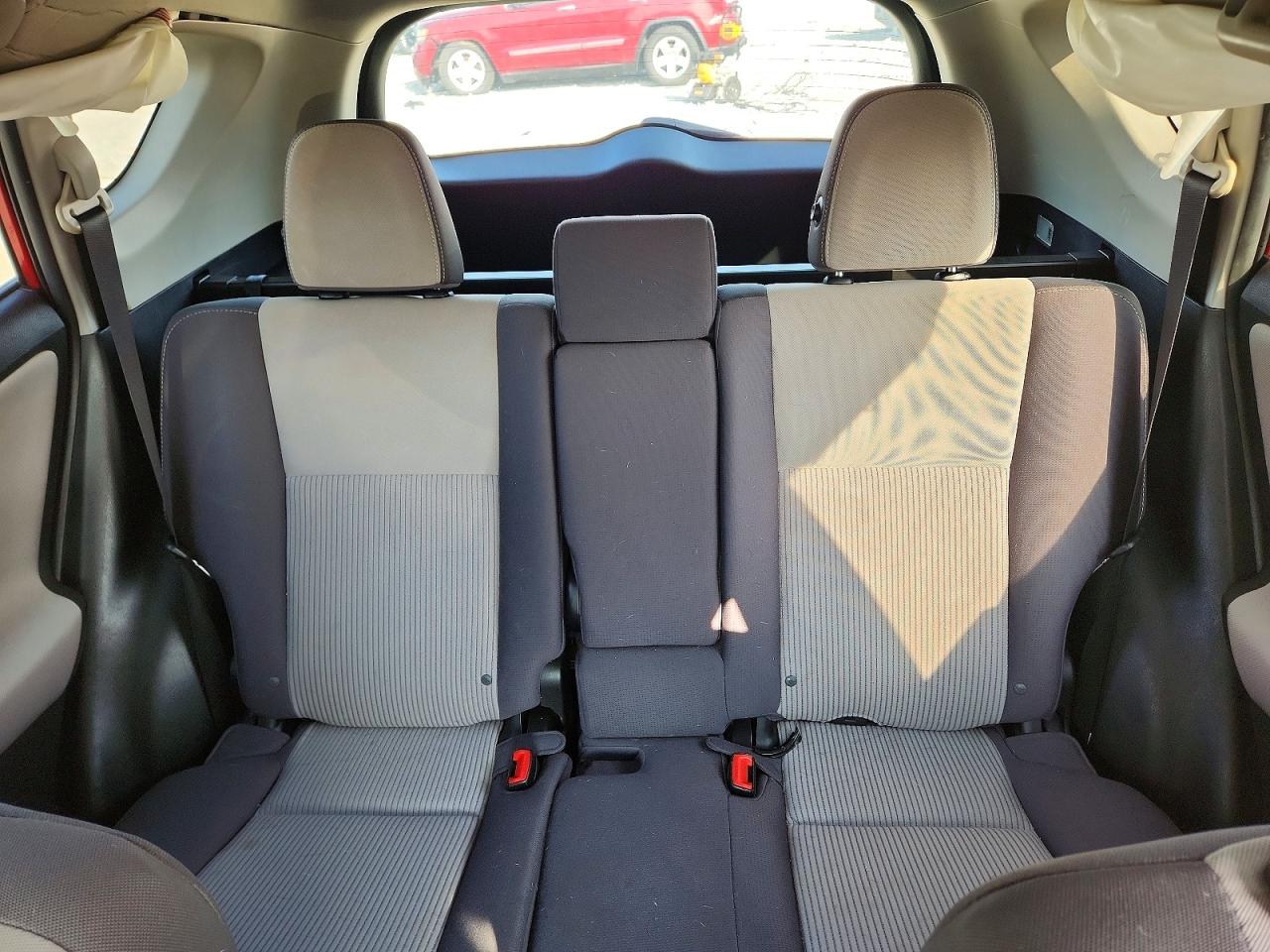 2015 TOYOTA RAV4 XLE photo 28