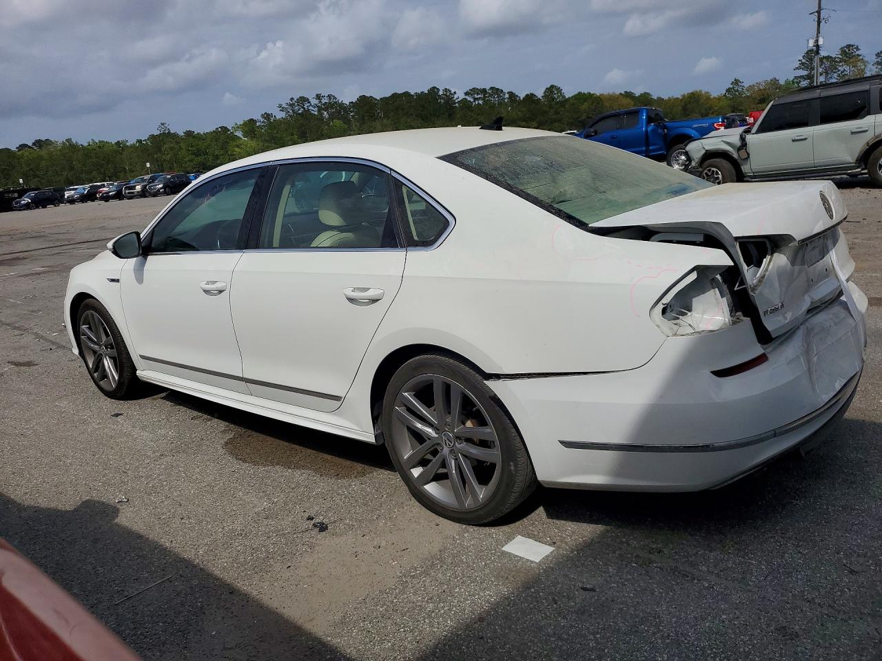2017 VOLKSWAGEN PASSAT R-LINE photo 4
