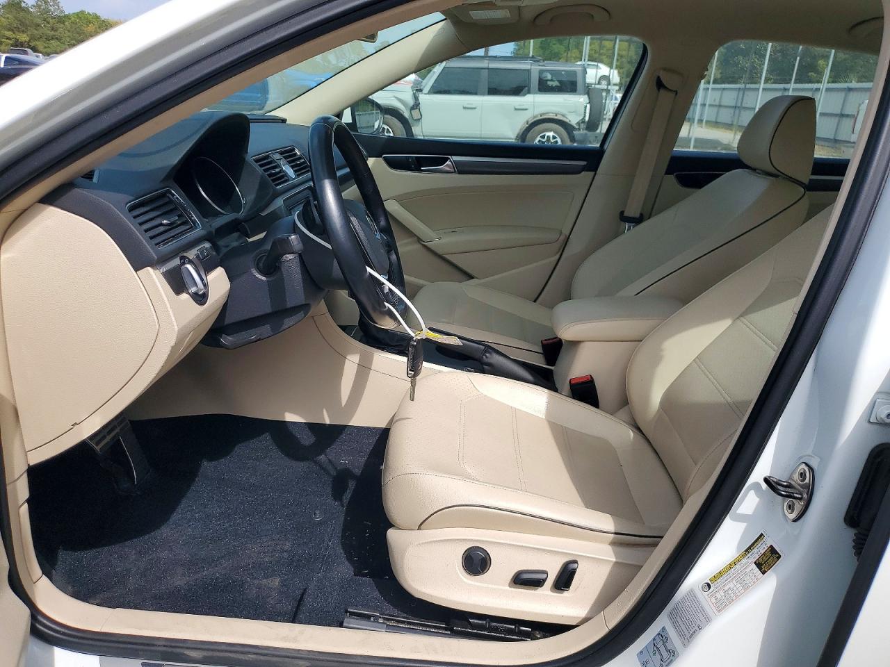 2017 VOLKSWAGEN PASSAT R-LINE photo 19