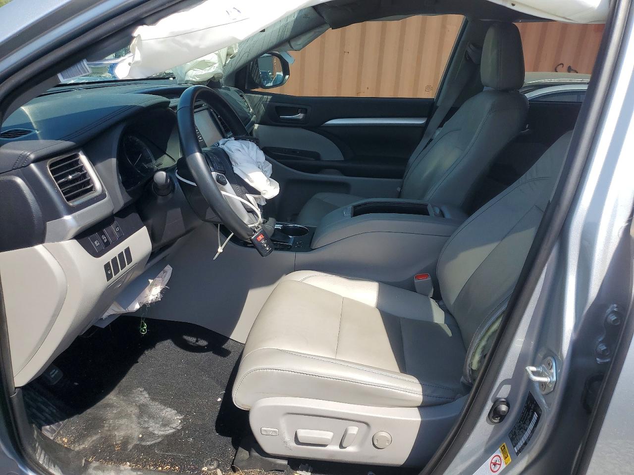 2019 TOYOTA HIGHLANDER XLE photo 13