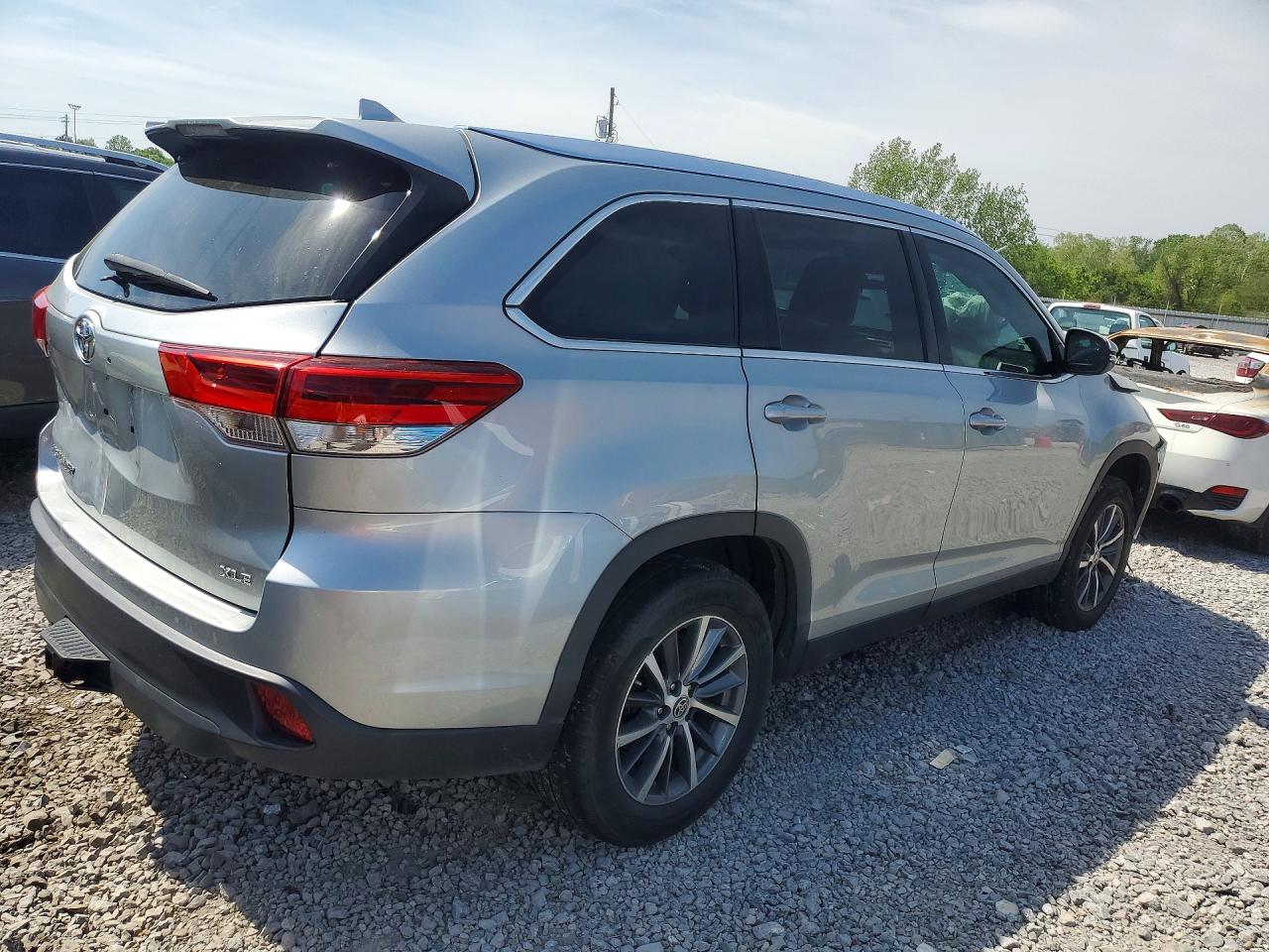 2019 TOYOTA HIGHLANDER XLE photo 5