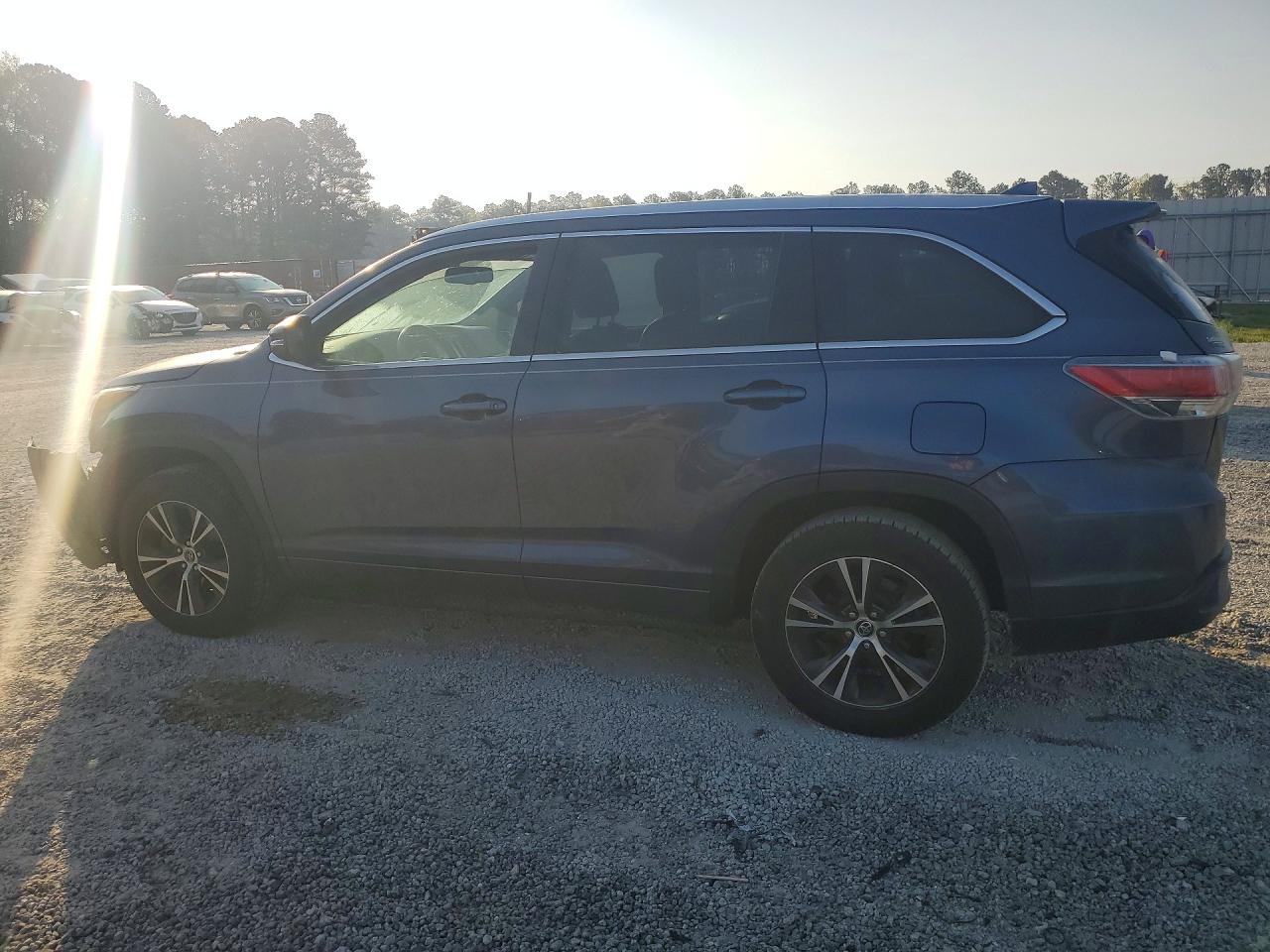 2016 TOYOTA HIGHLANDER XLE photo 2