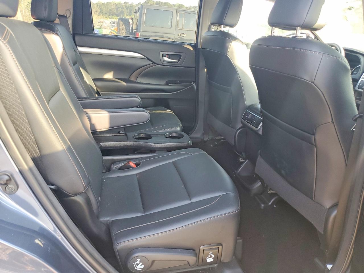 2016 TOYOTA HIGHLANDER XLE photo 11
