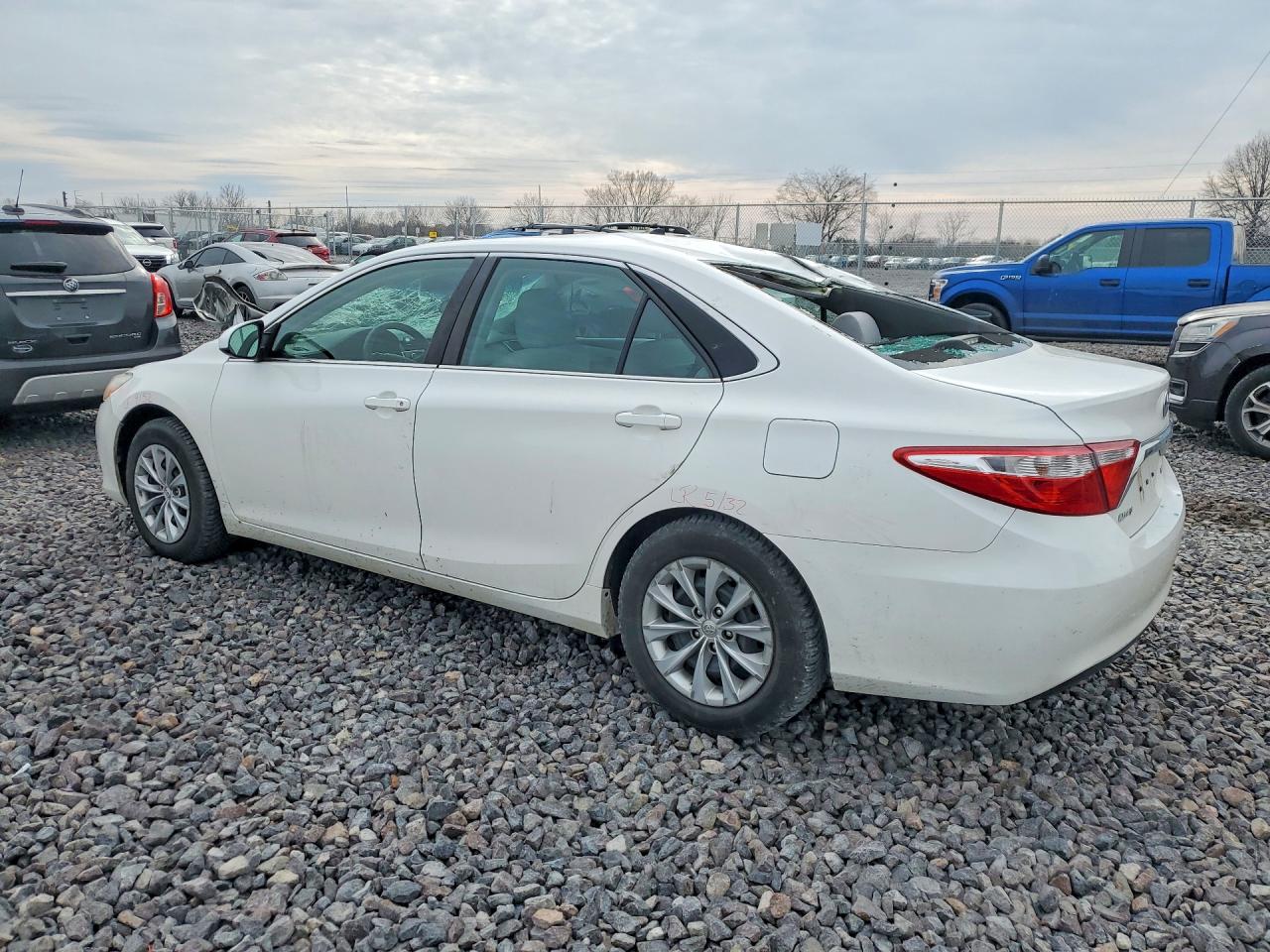 2015 TOYOTA CAMRY LE photo 2
