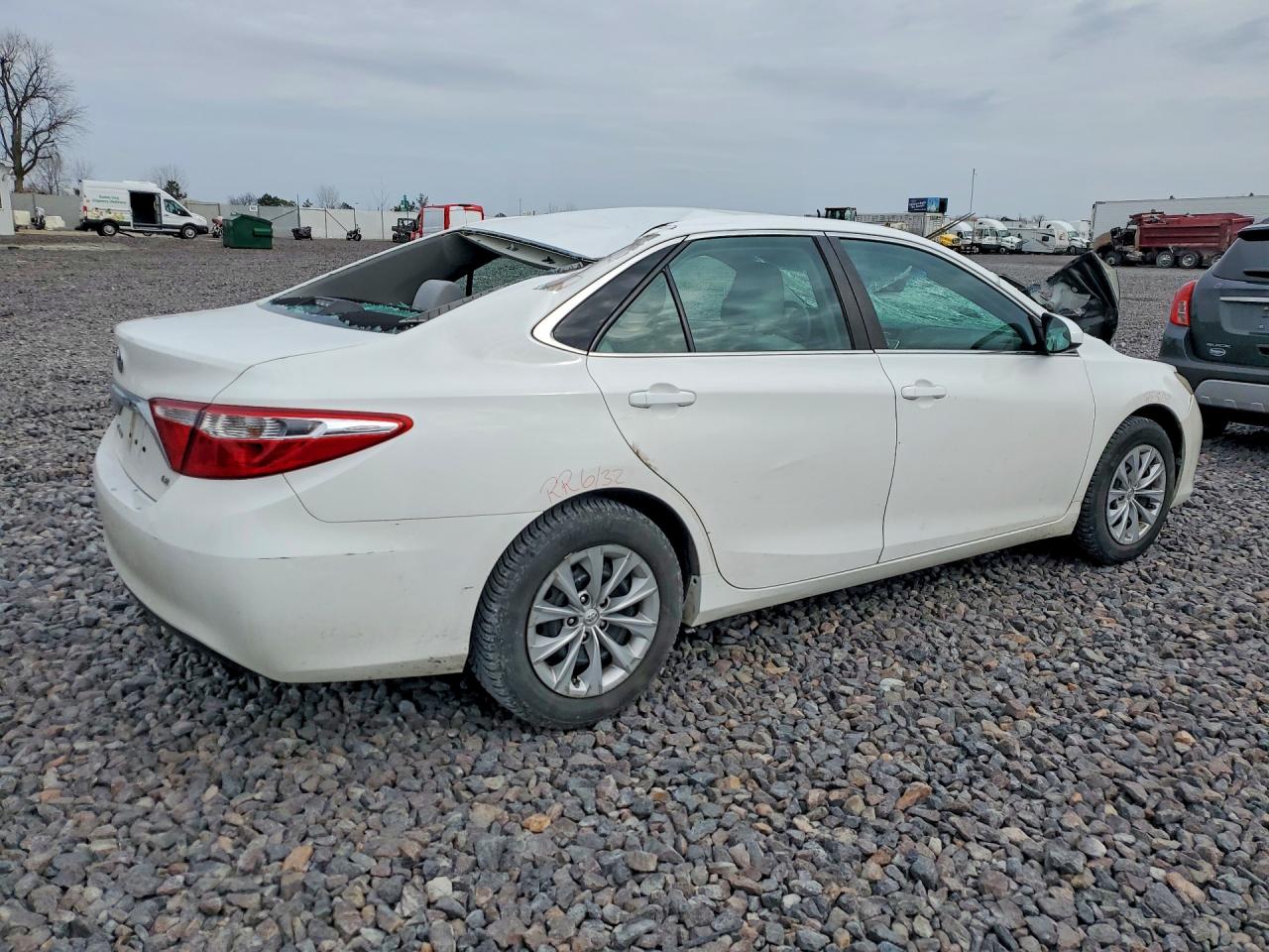 2015 TOYOTA CAMRY LE photo 3