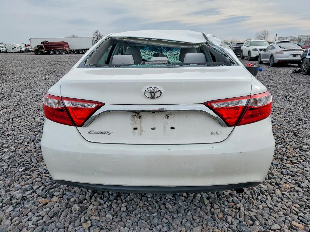 2015 TOYOTA CAMRY LE photo 6