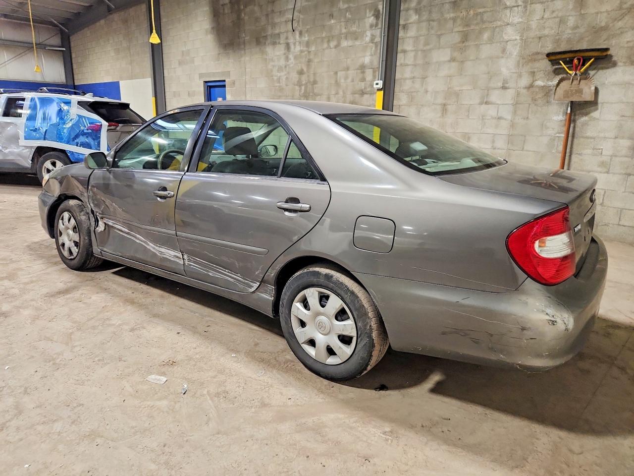 2004 TOYOTA CAMRY LE photo 2