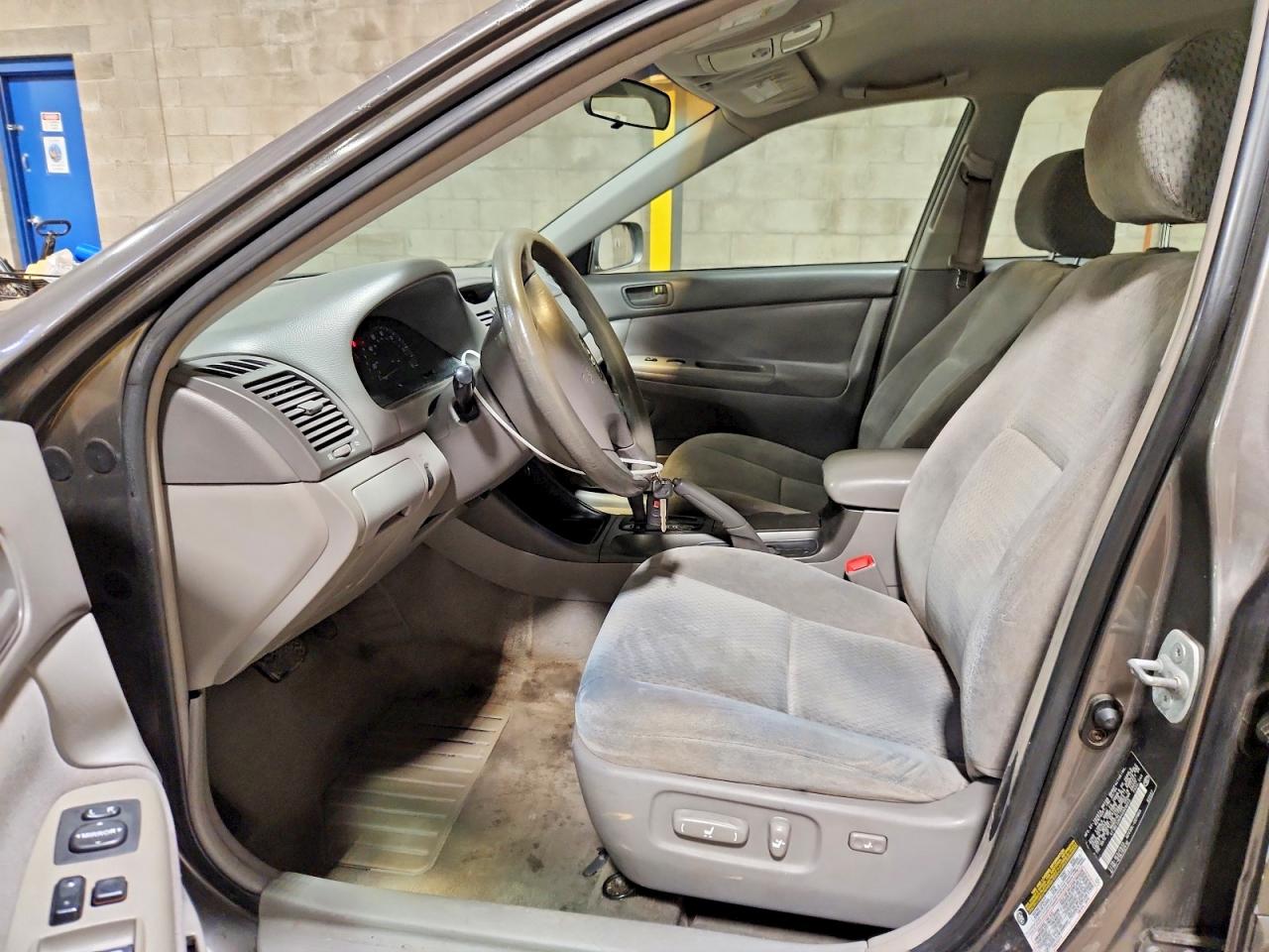 2004 TOYOTA CAMRY LE photo 7