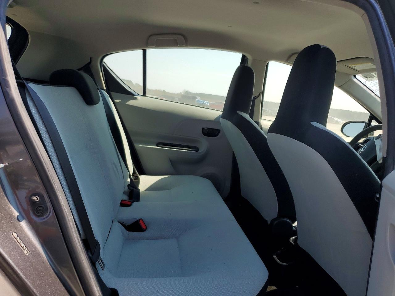 2014 TOYOTA PRIUS C ONE photo 19