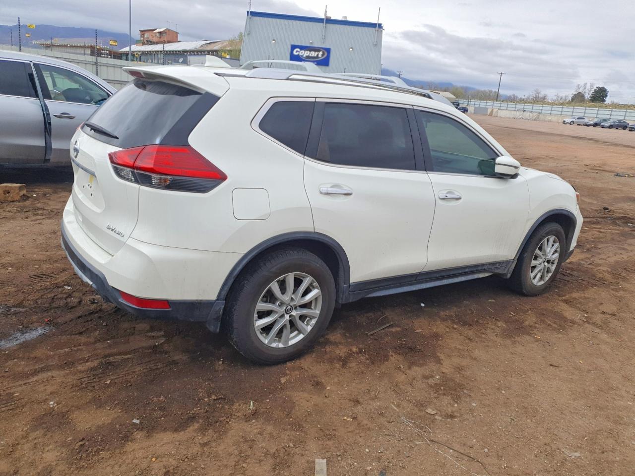 2017 NISSAN ROGUE SV photo 3