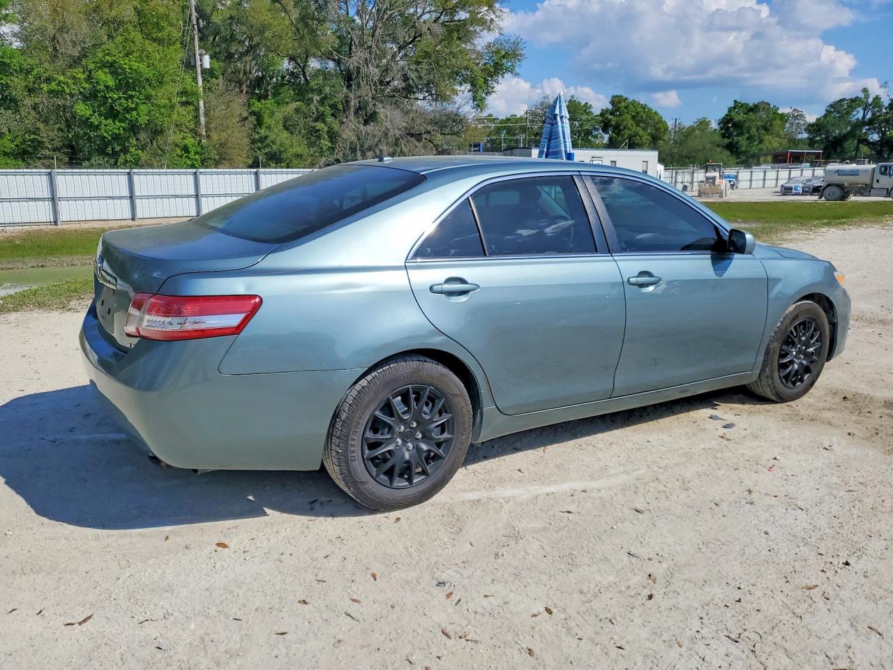 2010 TOYOTA CAMRY LE photo 3