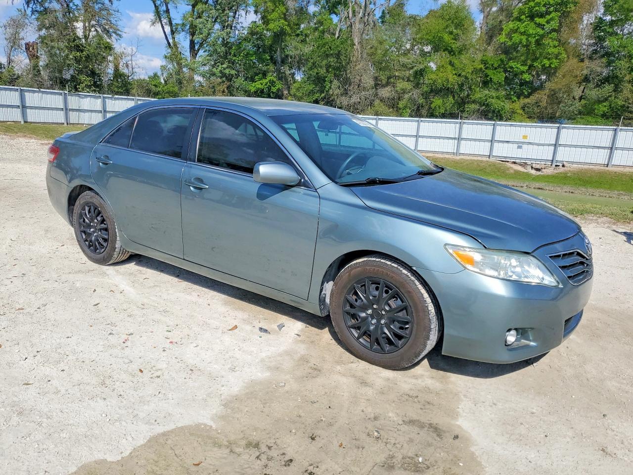 2010 TOYOTA CAMRY LE photo 4
