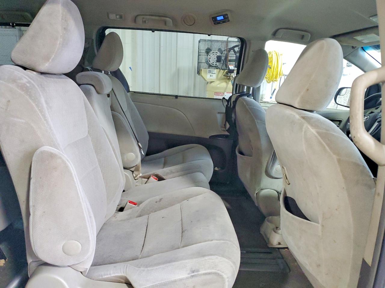 2017 TOYOTA SIENNA LE 8-PASSENGER photo 11