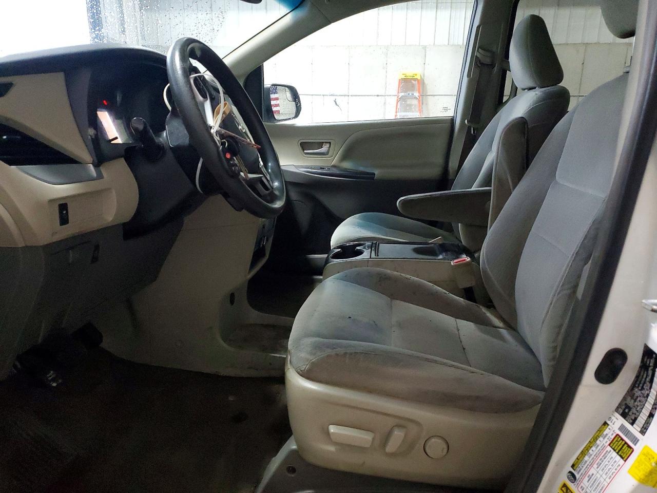 2017 TOYOTA SIENNA LE 8-PASSENGER photo 7