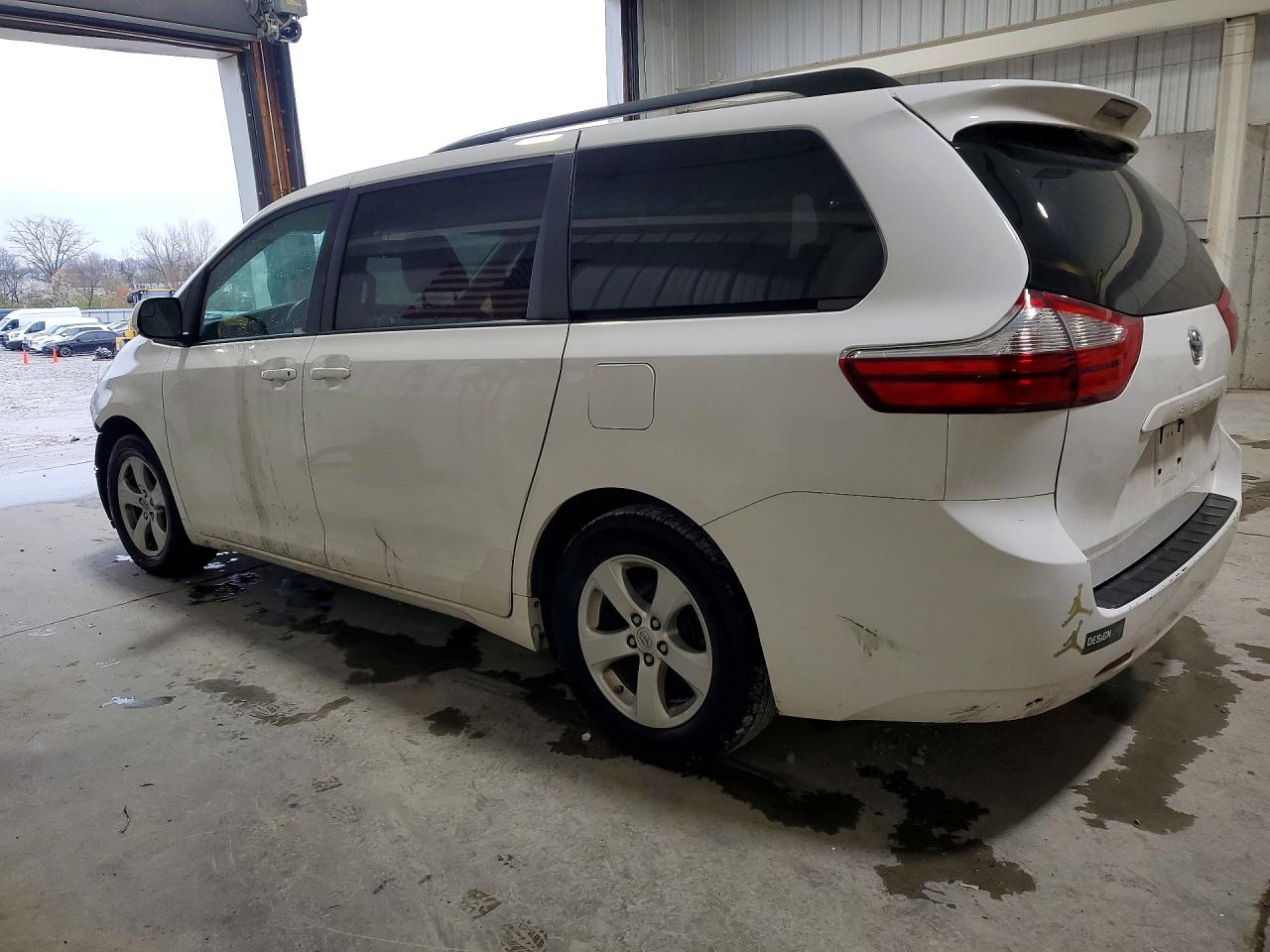 2017 TOYOTA SIENNA LE 8-PASSENGER photo 2